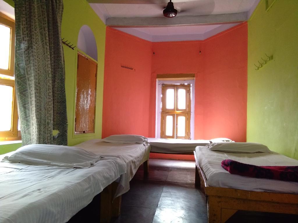 Yogi Lodge Varanasi Ngoại thất bức ảnh