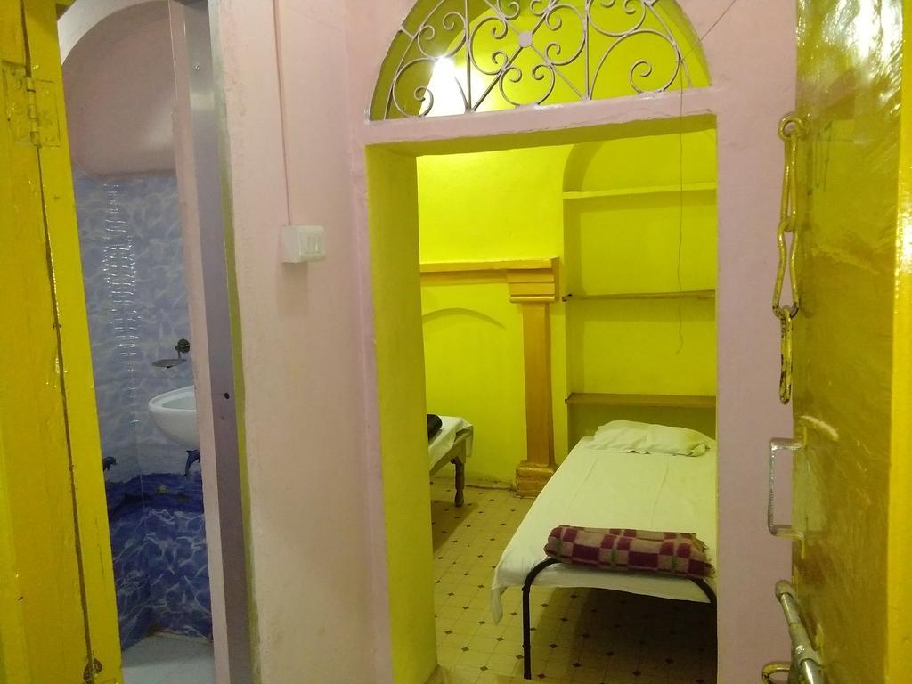 Yogi Lodge Varanasi Ngoại thất bức ảnh