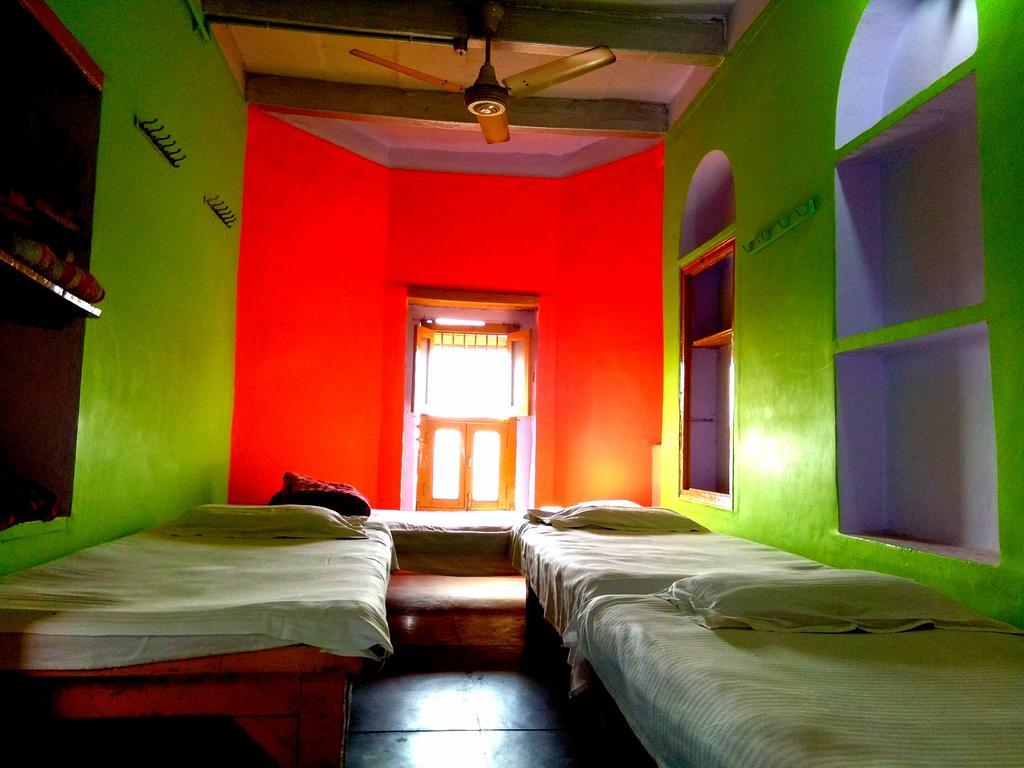 Yogi Lodge Varanasi Ngoại thất bức ảnh
